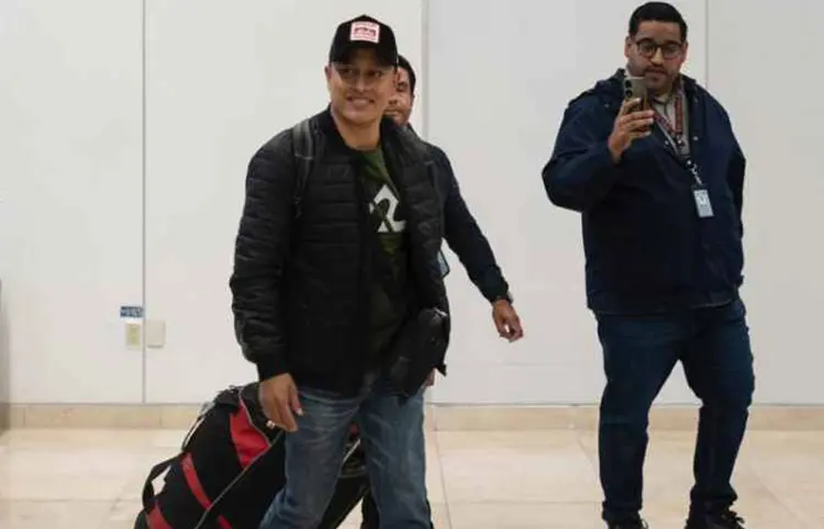 Marino secuestrado por hutíes abraza a su familia