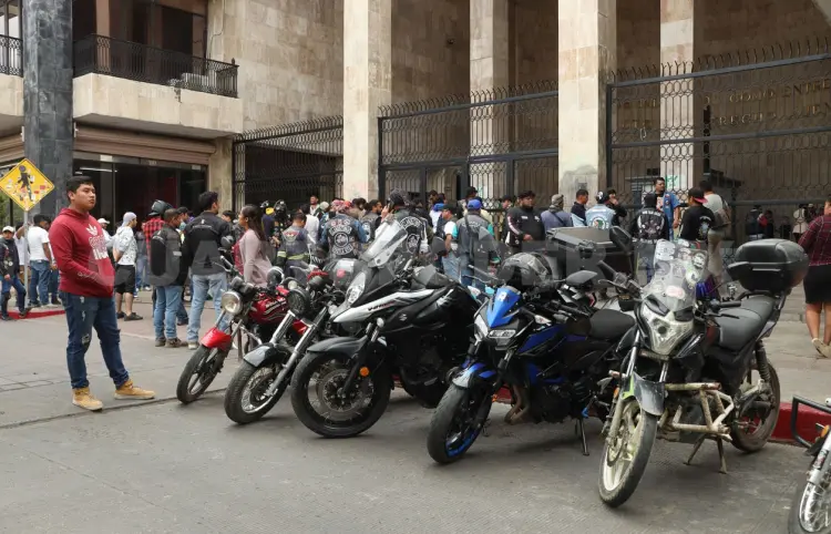 Se manifiestan frente a Congreso del Estado