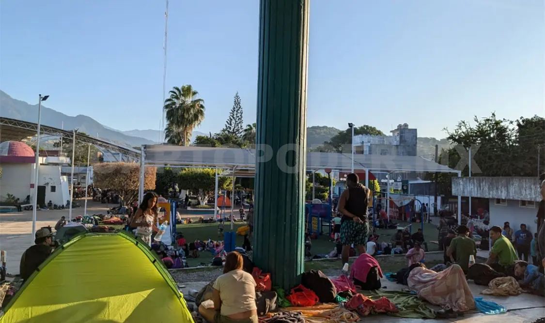 Migrantes esperan la Forma Migratoria Múltiple