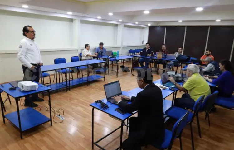 Docentes participan en cursos de actualización