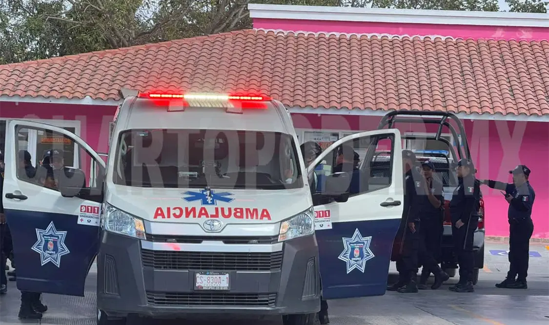 Policía municipal cae de la góndola de una patrulla