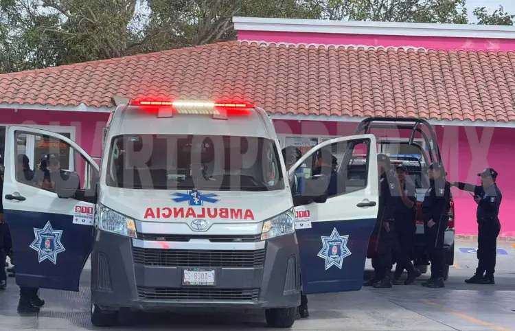 Policía municipal cae de la góndola de una patrulla