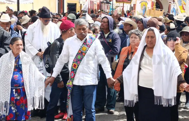 Miles participan en peregrinación en San Cristóbal