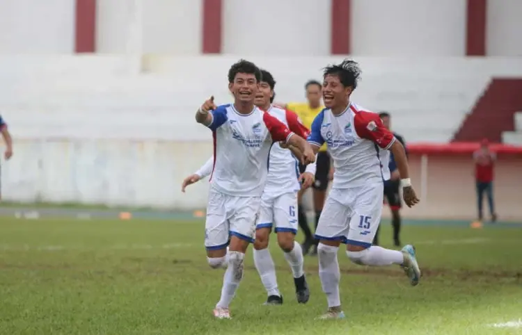 Estudiantes le quita el invicto al líder