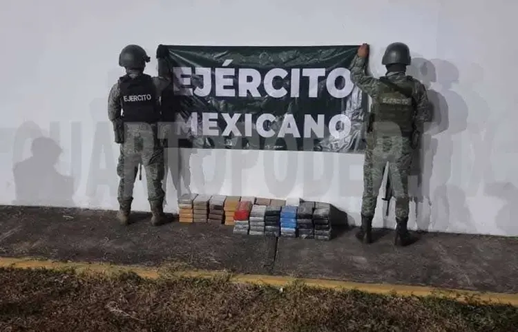 Dejan alrededor de 80 kilos de cocaína en camioneta