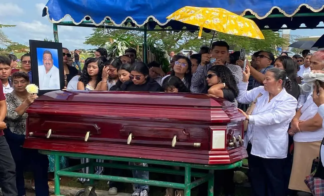 Familiares y amigos de Alejandro Gallegos León dan su último adiós. Cortesía. Cortesía