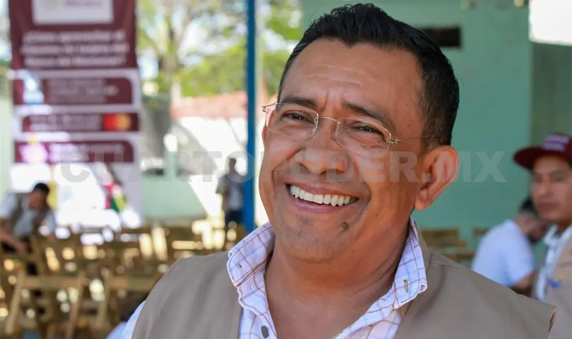 Becas tienen que ayudar a combatir el rezago educativo