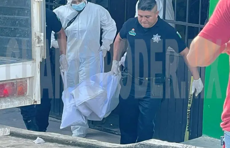 Encuentran a presunto militar ahorcado en posada