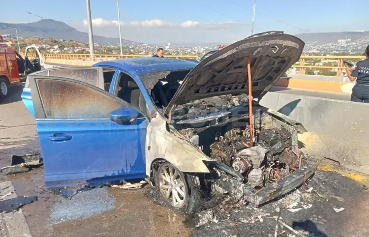 Vehículo se incendia sobre un puente vehicular