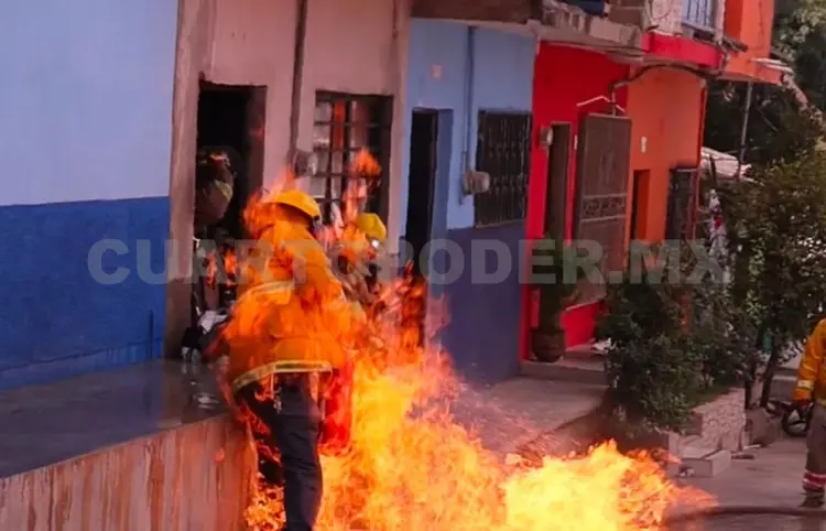 Vivienda arde en llamas por cortocircuito