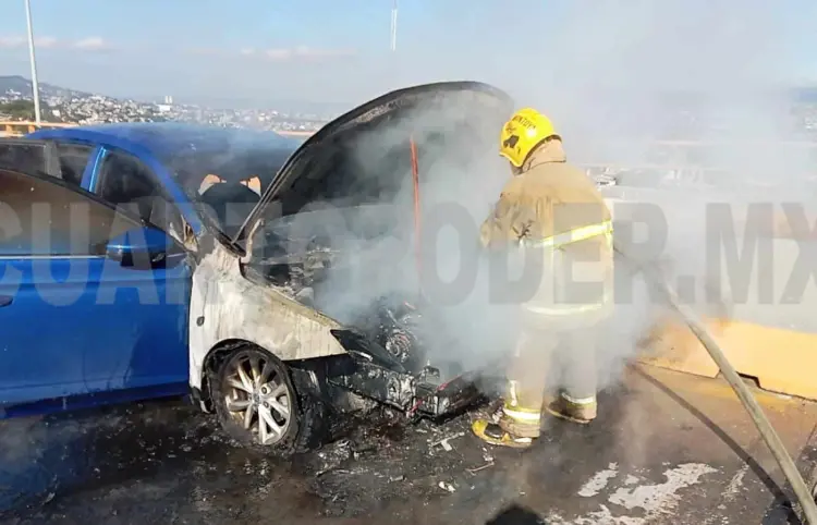 Vehículo se incendia sobre un puente vehicular
