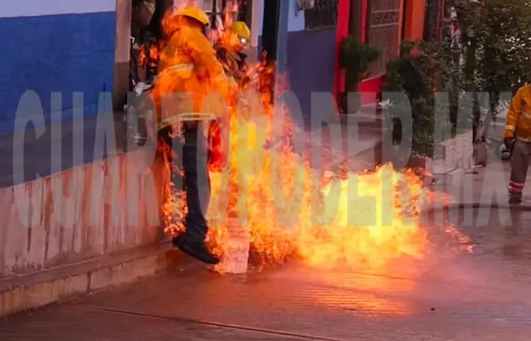 Por cortocircuito, vivienda arde en llamas