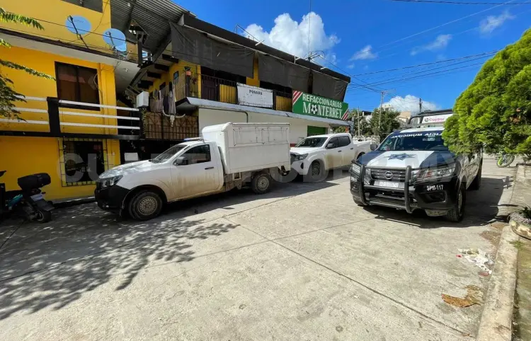 Encuentran a presunto militar ahorcado en posada
