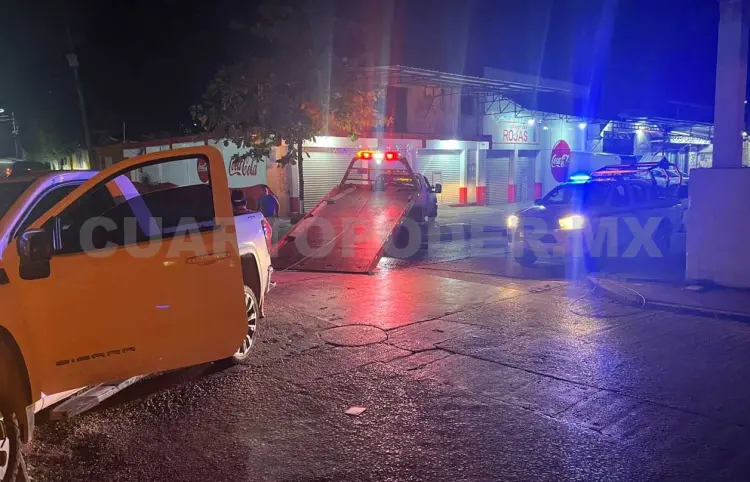 Manejaba ebrio y se impacta contra unos espectaculares