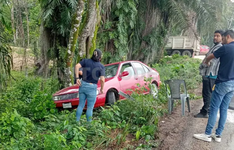 Camión colisiona a auto de profesores
