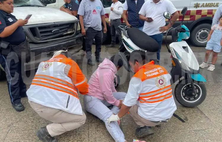 Embisten a motociclista y la dejan en mal estado