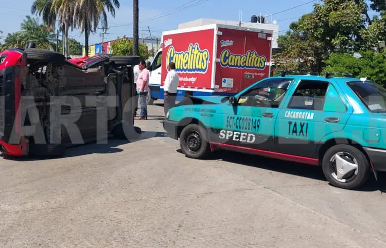 Fuerte choque entre taxi y una mini SUV