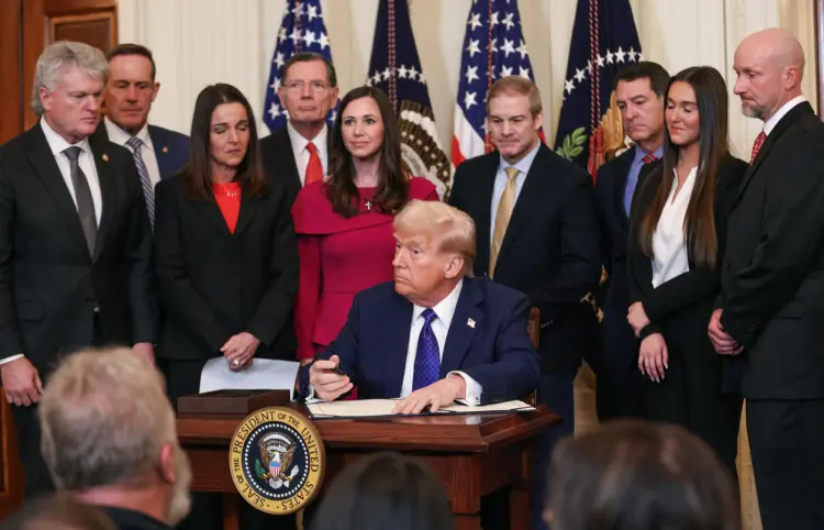 Trump firma ley para detener a indocumentados