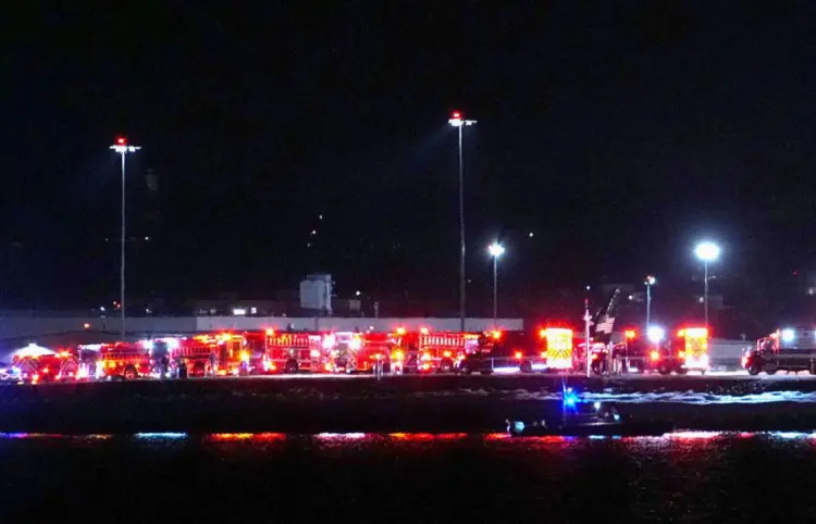 Buscan víctimas de choque entre avión y helicóptero
