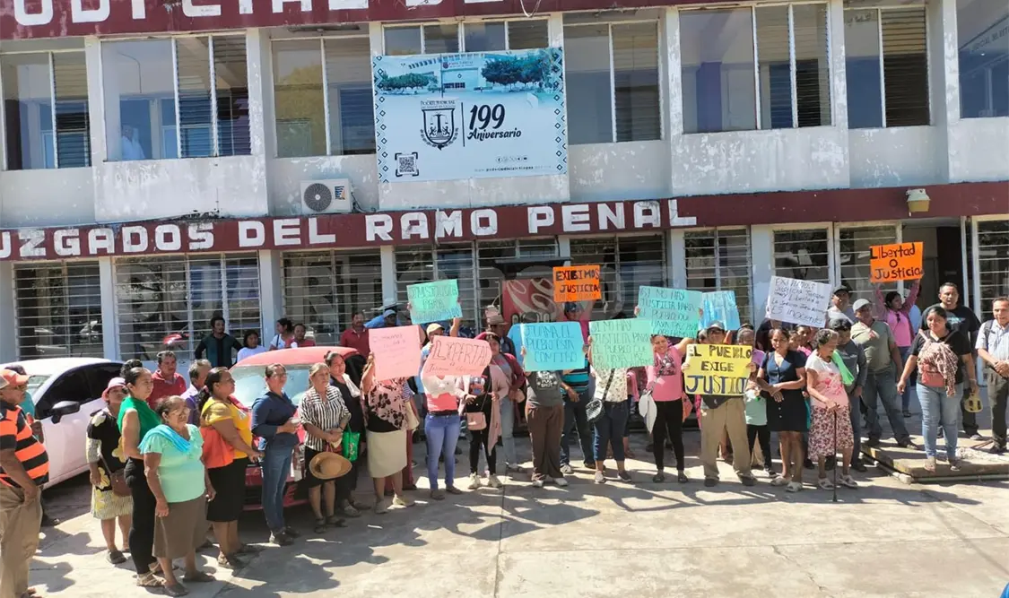 Con plantón, exigen liberar a adulta mayor