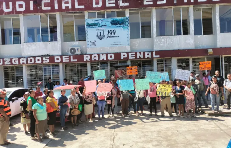Con plantón, exigen liberar a adulta mayor
