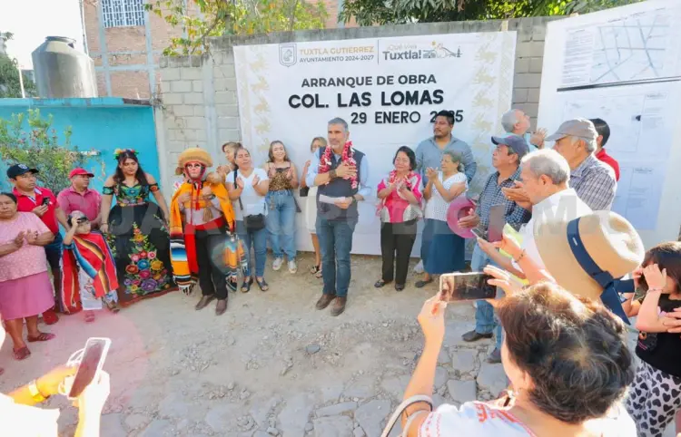 Da banderazo a pavimentación en Las Lomas