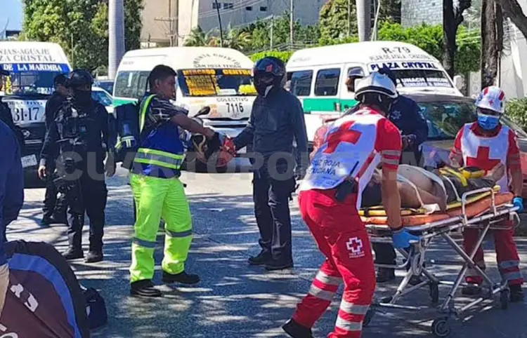 Arrolla colectivo a anciano y lo dejan grave en hospital