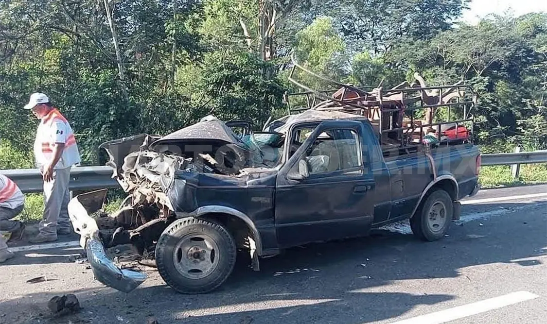 Chocan con retroexcavadora y terminan lesionados