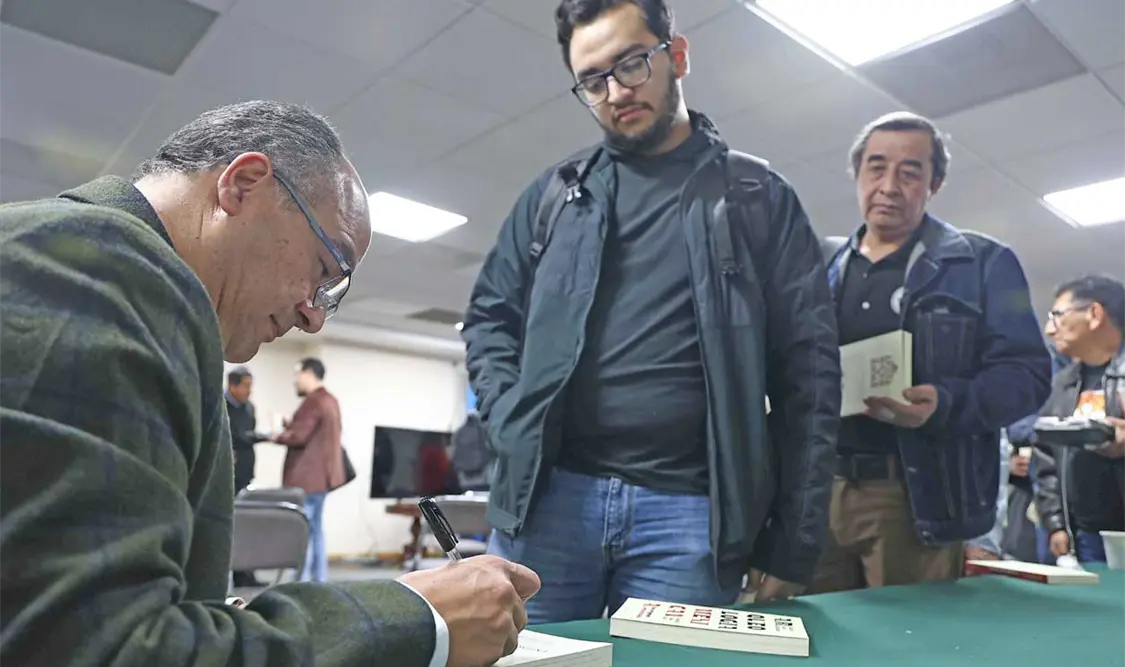 El arqueólogo Leonardo López Luján presentando su libro. CP