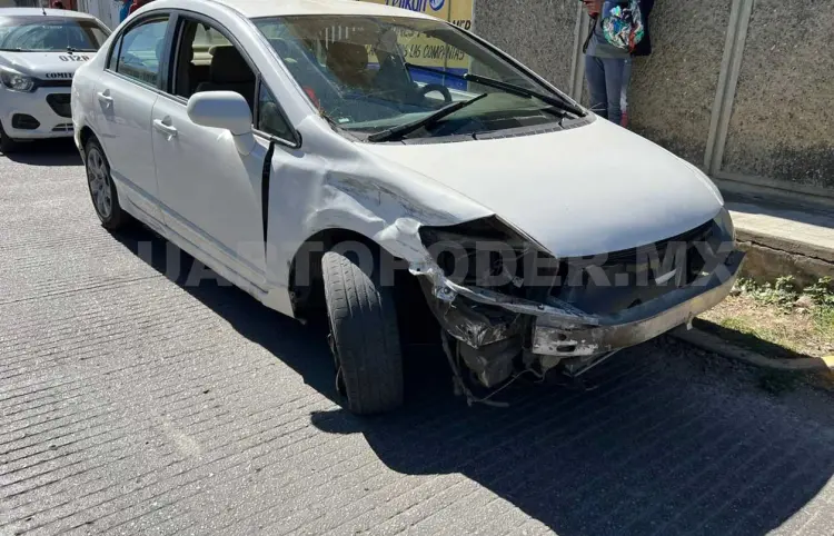 Arrolla automóvil a motorista en transitada avenida
