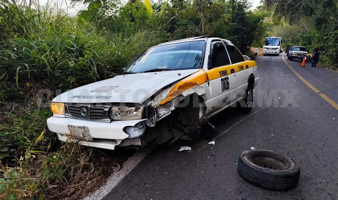 Chocan de frente contra taxi y resultan heridas