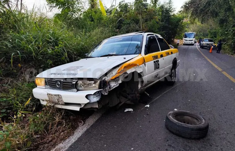 Chocan de frente contra taxi y resultan heridas