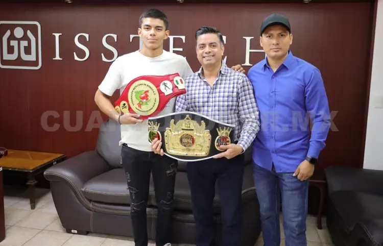 Titular del Isstech recibe a campeón nacional de boxeo