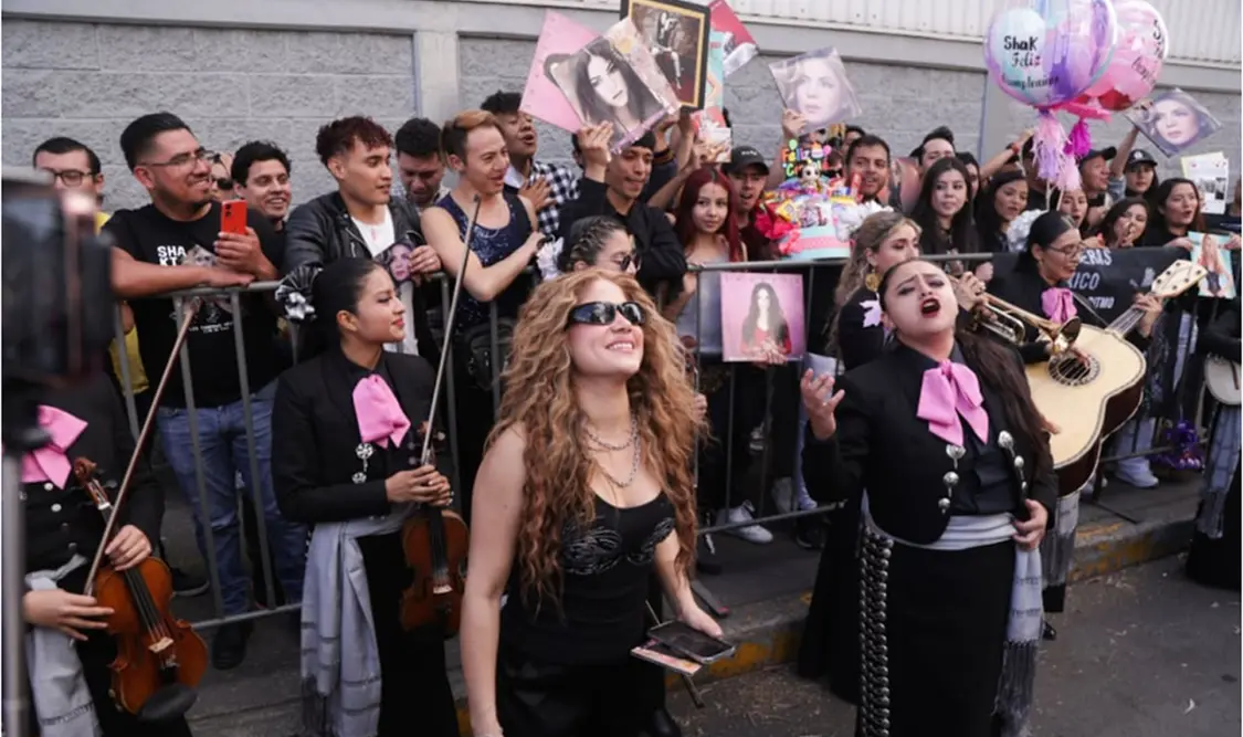 Shakira recibe regalos en México