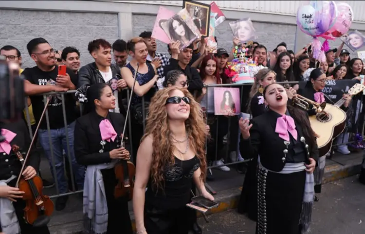 Shakira recibe regalos en México