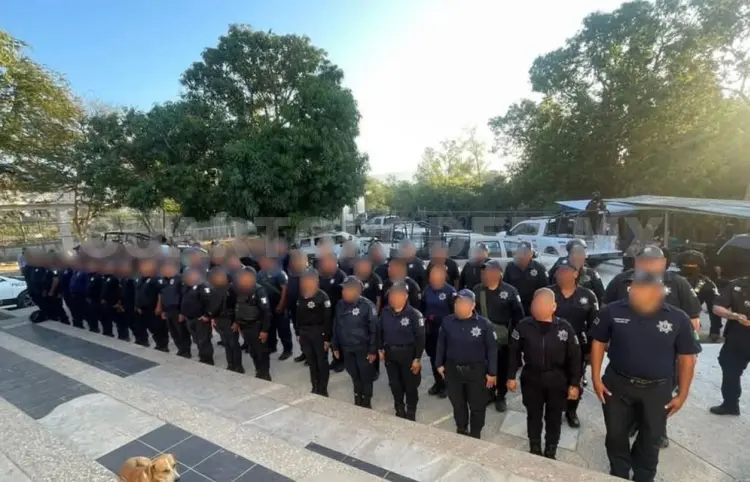 Detienen a 67 policías municipales y a director