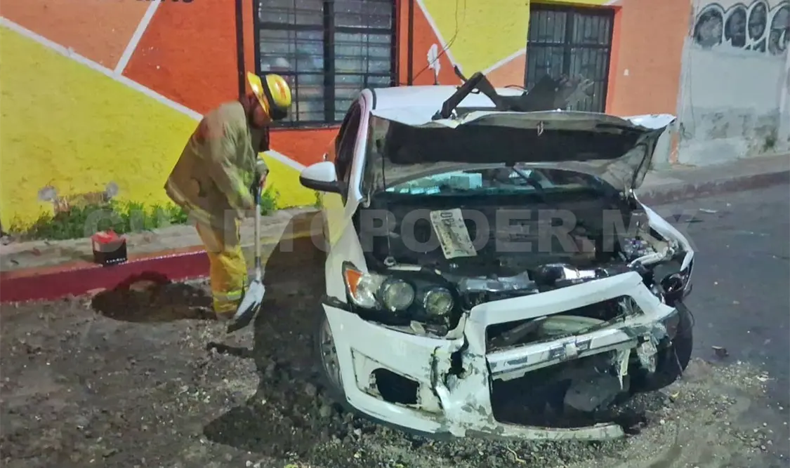 Se estrellan autos en intersección de calles en Tuxtla