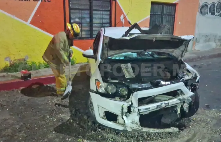 Se estrellan autos en intersección de calles en Tuxtla