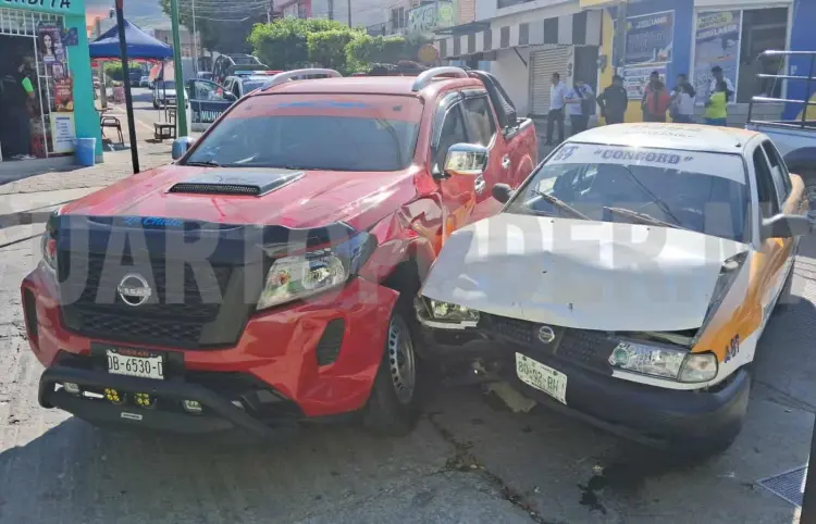 Colisionan taxi y pick up en el barrio San Francisco