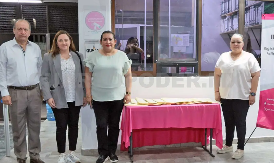 Momento del cierre de recepción de documentos en las oficinas del IEPC. Cortesía