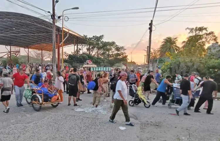 Avanza caravana de migrantes por la costera