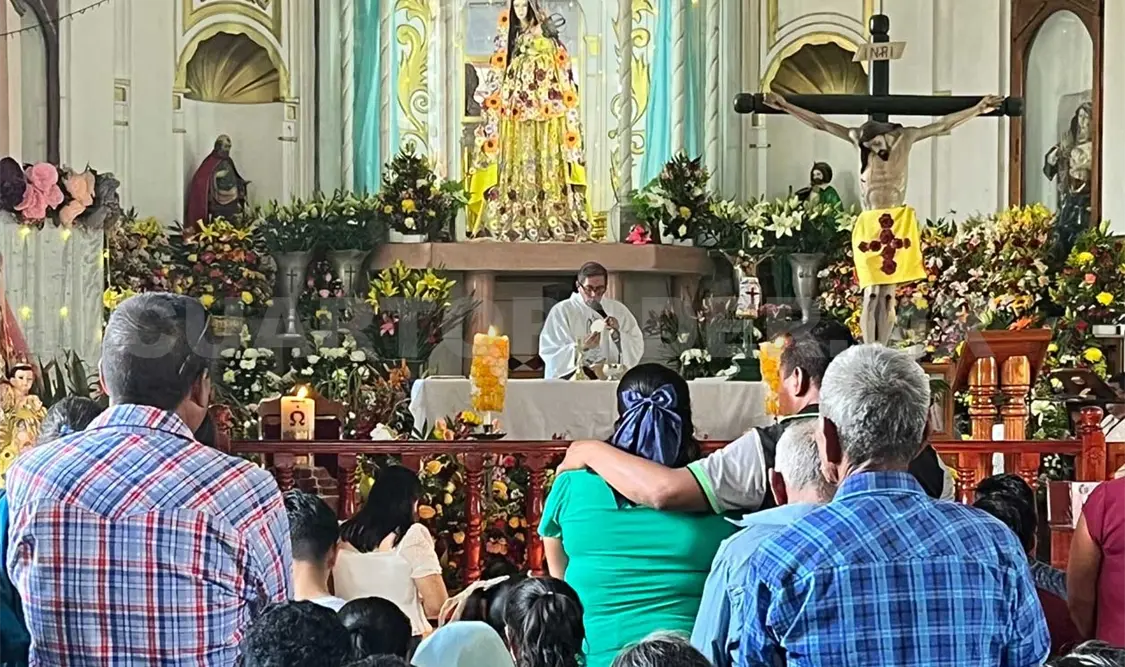 Cientos de personas acuden a tocar y besar a la imagen religiosa. Manuel Martínez / CP