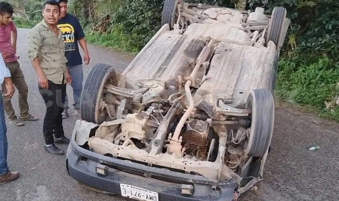 El taxista volcó tras perder el control por ir en presunto estado de ebriedad. Cortesía