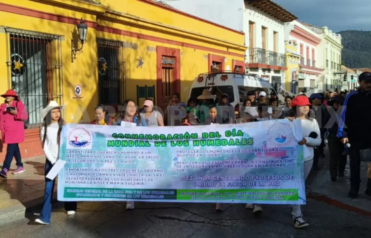 Marchan por la protección de los humedales