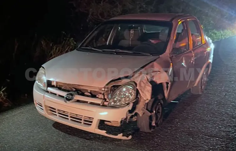 Muere motociclista al impactar contra un Chevy