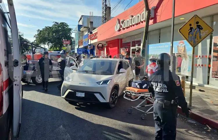 Pierde el control de su auto y arrolla a mamá e hija