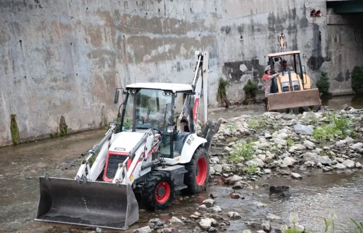 Ponen en marcha trabajos de desazolve en el río Sabinal
