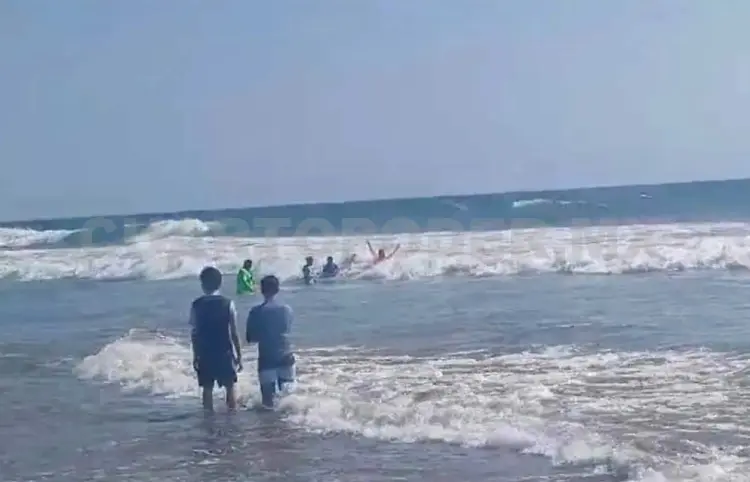 Rescatan a turista de ahogarse mar adentro