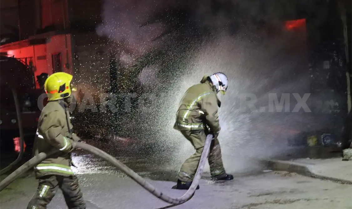 Taller arde en llamas por presunta falla eléctrica