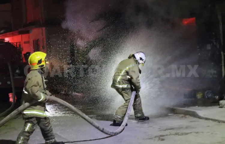 Taller arde en llamas por presunta falla eléctrica